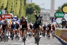 Lorena Wiebes (à droite) savoure son succès devant Marianne Vos, lors de première étape du Tour de France femmes, aux Champs-Elysées, le 24 juillet 2022. (DAVID STOCKMAN AFP)