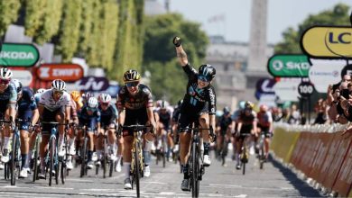 Lorena Wiebes (à droite) savoure son succès devant Marianne Vos, lors de première étape du Tour de France femmes, aux Champs-Elysées, le 24 juillet 2022. (DAVID STOCKMAN AFP)