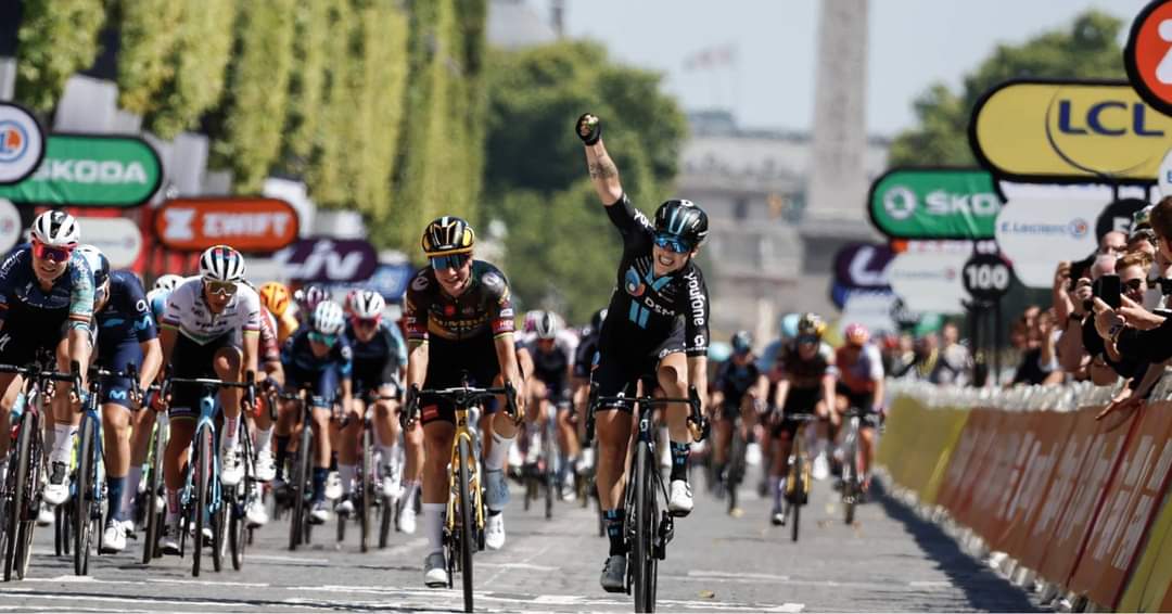 Lorena Wiebes (à droite) savoure son succès devant Marianne Vos, lors de première étape du Tour de France femmes, aux Champs-Elysées, le 24 juillet 2022. (DAVID STOCKMAN AFP)