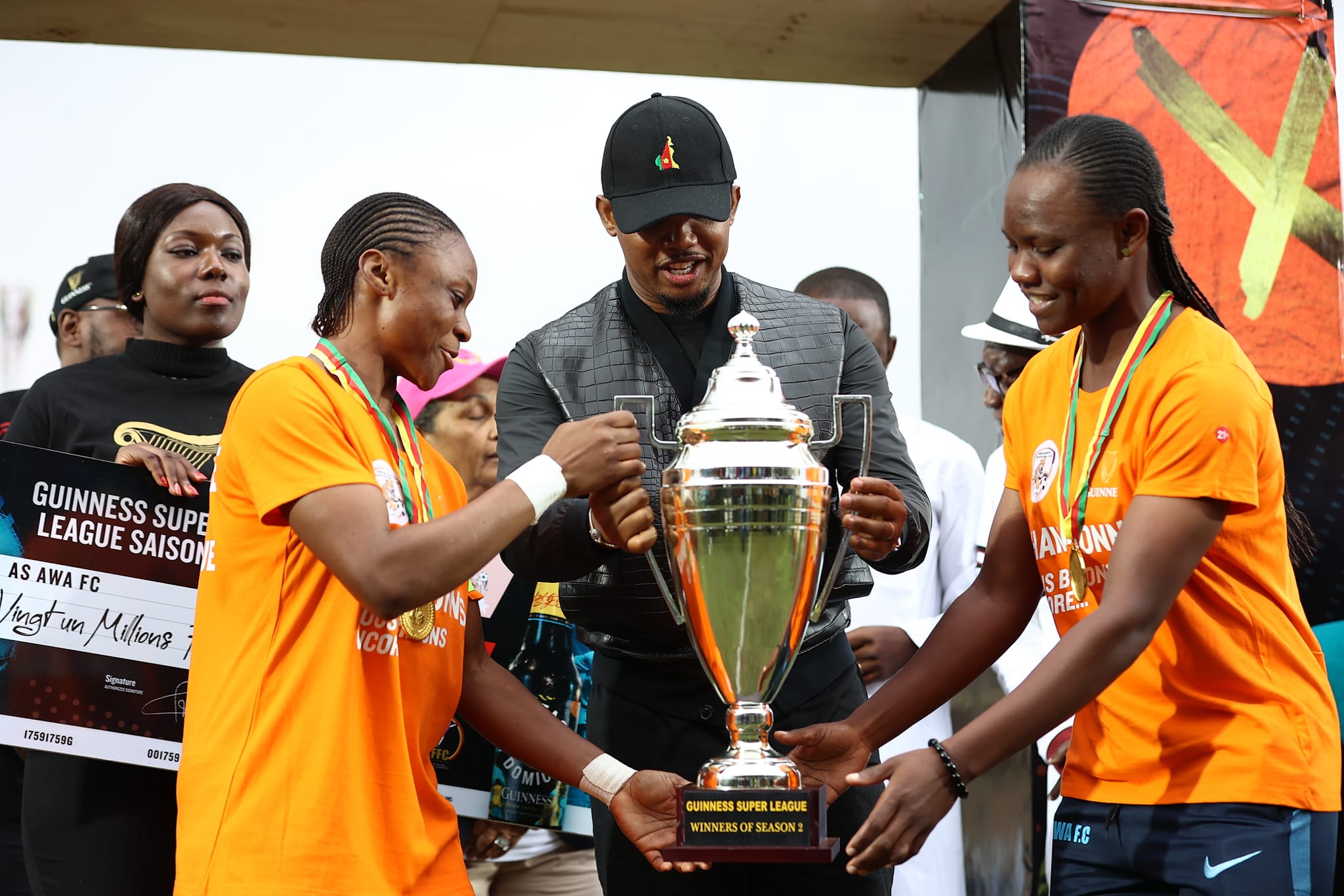 Remise du trophée de la championne de la Guinness Super League par Samuel Eto'o